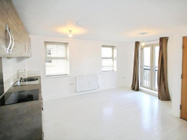 Holts Crest Way, Leeds, West. 2 bed house to rent £1,125 pcm £260 pw