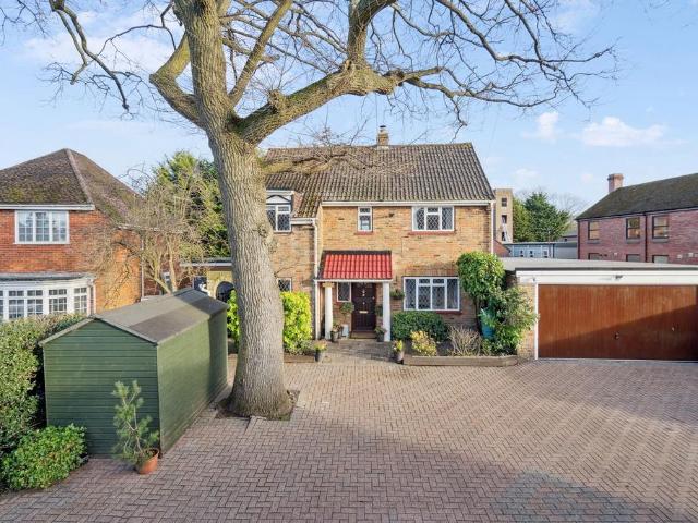 Holtspur Top Lane, Beaconsfield, HP9 4 bed detached house to rent £2,500 pcm £577 pw