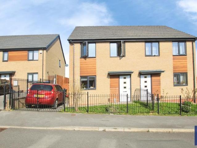 Holy Well Drive, Bradford, BD10 3 bed semi detached house to rent £1,100 pcm £254 pw