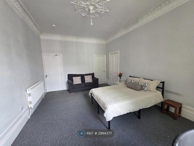 Holyrood Crescent, Glasgow G20, 3 bed flat to rent, £2,100 pcm | PrimeLocation