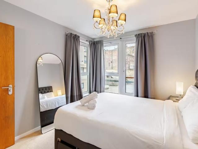 Holyrood Rd 2Bed2Bath with En suite BILLS INC!