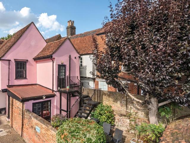 Holywell Hill St. Albans AL1 2 bed flat to rent £2,350 pcm £542 pw