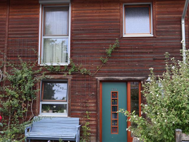Holz Reihenmittelhaus mit Pellet Ofen, Garten und Doppelgarage