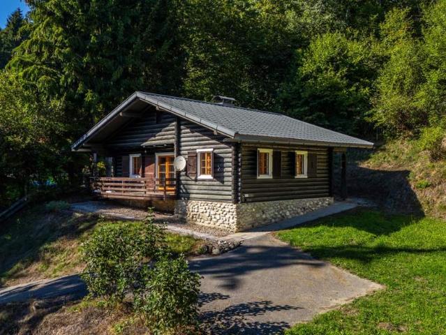 Holzblockhaus mit Charme – 3 Zimmer, Balkon & Kamin!