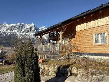Holzblockhaus mit gemütlichem Kachelofen und herrlichem Bergpanorama!