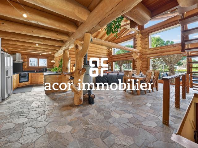 Holzblockhütte im kanadischen Chalet Stil