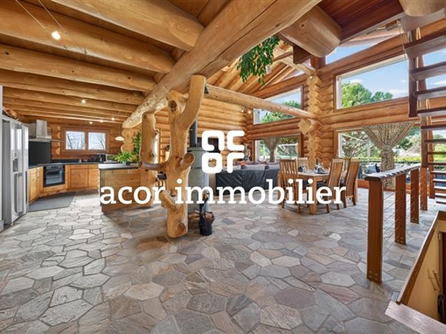 Holzblockhütte im kanadischen Chalet Stil