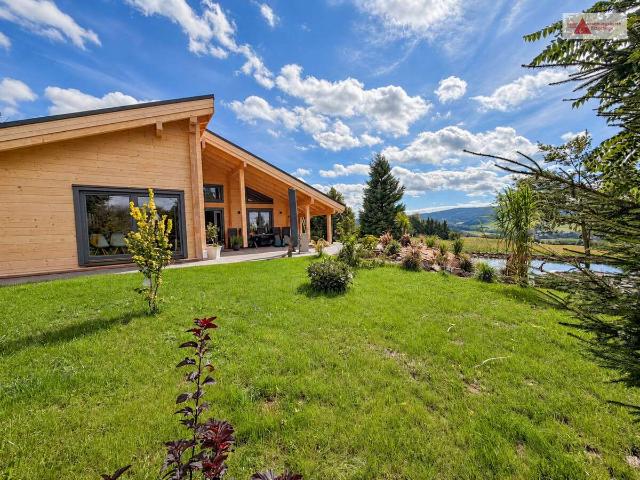 Holzbungalow 2025 mit Panoramablick & Schwimmteich im Erzgebirge: Naturnah Wohnen auf einer Ebene