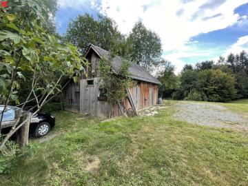 Holzhaus mit großzügigem Grundstück