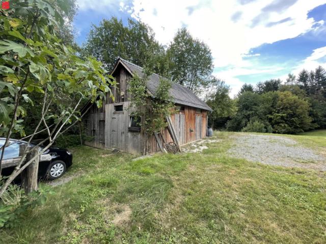 Holzhaus mit großzügigem Grundstück