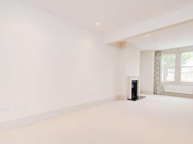 Holberton Gardens, Kensal Green. 4 bed house to rent £4,100 pcm £946 pw