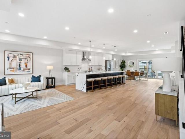 Holbrook Ter Ne Unit B, Washington, Condo For Sale
