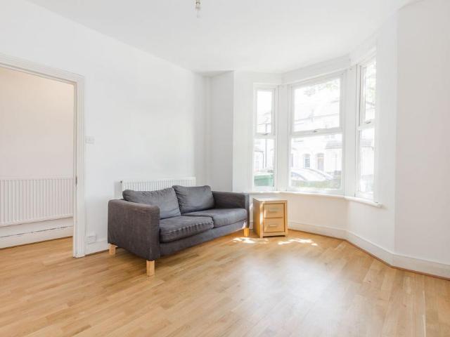 Holbrook Road, Stratford, London, E15 3 bed house to rent £2,750 pcm £635 pw