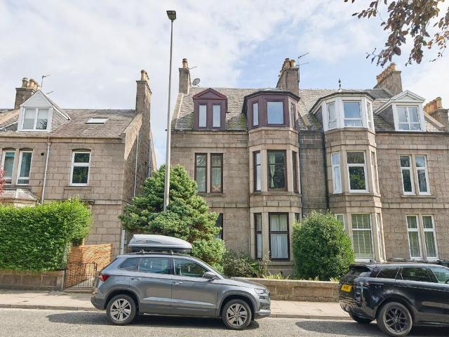 Holburn Street, Aberdeen, Top Floor. 2 bed flat to rent £800 pcm £185 pw