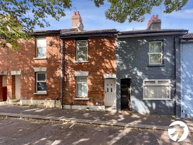 Holcombe Road, Chatham, Kent, ME4 3 bed terraced house to rent £1,350 pcm £312 pw