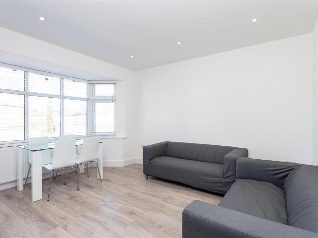 Holcombe Road, London 3 bed flat to rent £2,500 pcm £577 pw
