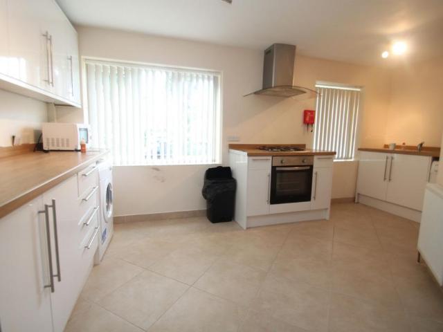 Holdenhurst Road, Bournemouth BH8 6 bed property to rent £3,300 pcm £762 pw