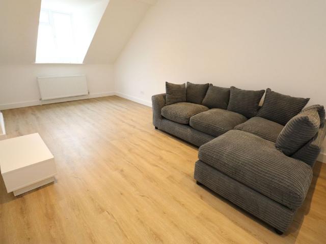 Holdenhurst Road, Bournemouth BH8, 2 bed flat to rent, £1,350 pcm | PrimeLocation