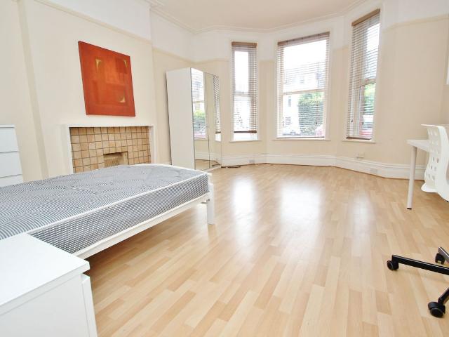 Holdenhurst Road, Bournemouth BH8, 3 bed property to rent, £1,800 pcm | PrimeLocation