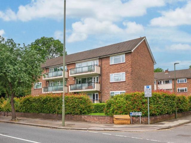 Holders Hill Road, London, NW4 3 bed apartment to rent £2,600 pcm £600 pw