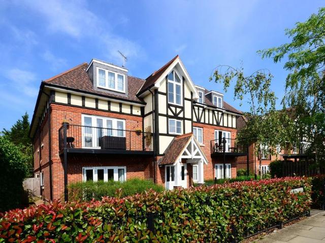 Holders Hill Road, Mill Hill East. 2 bed flat to rent £1,950 pcm £450 pw