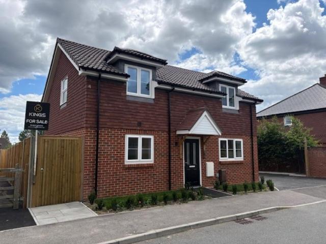 Hole Lane, Bentley 3 bed detached house to rent £2,400 pcm £554 pw