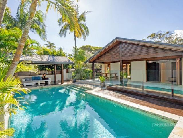Corner Block, Quiet Street, Stroll to the Beach & Village, Holiday let and Sun Bathed Single Level Living