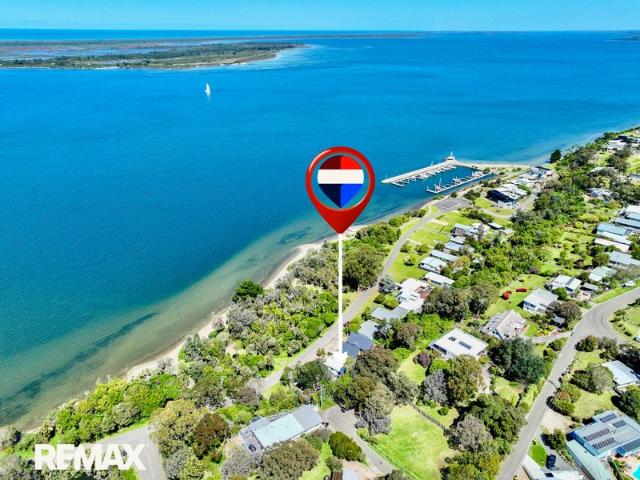 Holiday Retreat across Lake King Modern Comfort in the Heart of Metung Village