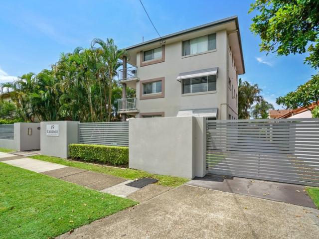 Holiday Vibes All Year Round North Facing Top Floor Apartment by the Broadwater