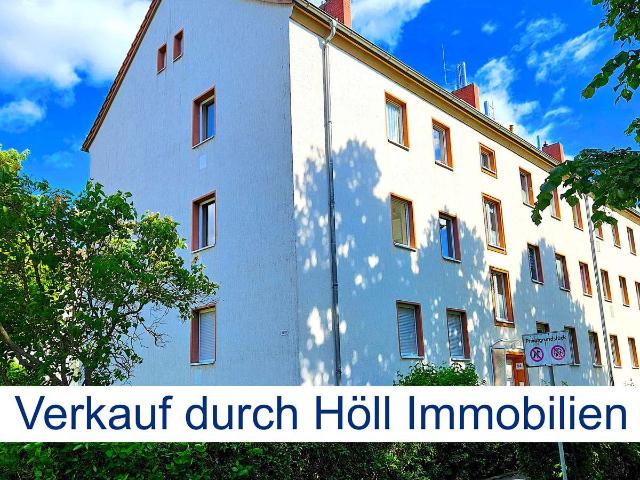 Höll Immobilien verkauft: 3 Zimmerwohnung mit großem Balkon in ruhiger Lage im Süden von Halle