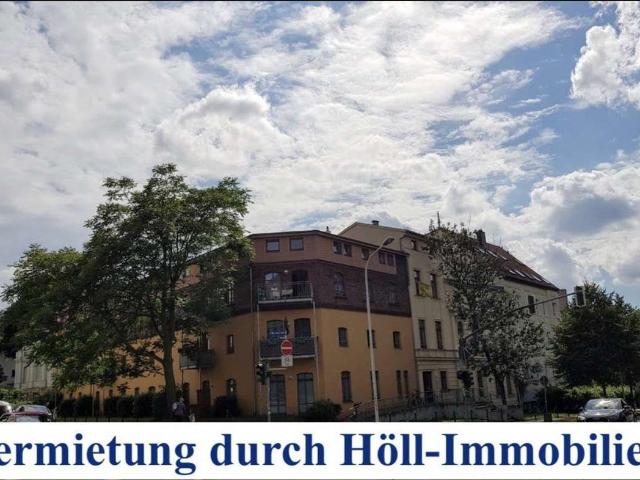 Höll Immobilien vermietet charmante 2 Zimmer Dachgeschosswohnung mit Balkon und Aufzug