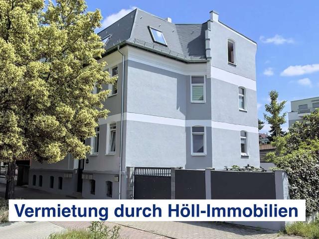 Höll Immobilien vermietet 1 Raum Wohnung mit Hochbett und Tageslichtbad an der Hafenbahntrasse