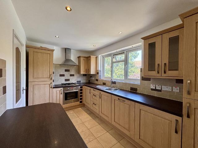 Holland Close, Bromley, BR2 2 bed flat to rent £1,750 pcm £404 pw