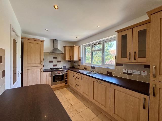Holland Close, Bromley BR2, 2 bed flat to rent, £1,700 pcm | PrimeLocation