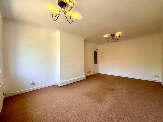 Holland Close, Bromley, BR2 2 bed flat to rent £1,700 pcm £392 pw