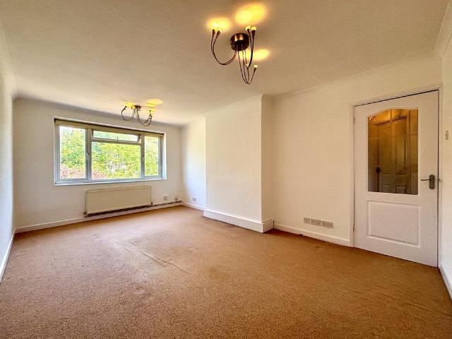 Holland Close, Bromley, BR2 2 bed flat to rent £1,700 pcm £392 pw