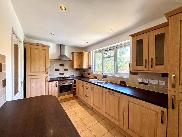 Holland Close, Bromley, BR2 2 bed flat to rent £1,700 pcm £392 pw