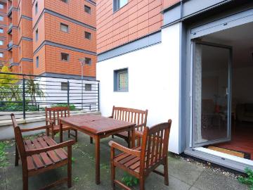 Holland Gardens, Brentford, TW8 2 bed flat to rent £4,000 pcm £923 pw