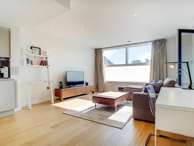 Holland Park Avenue, London W11 1 bed flat to rent £2,800 pcm £646 pw
