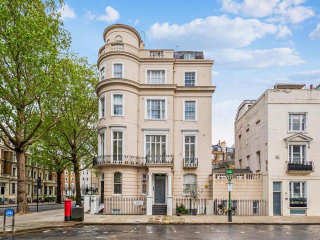 Holland Park Avenue, London, W11 2 bed apartment to rent £4,500 pcm £1,038 pw