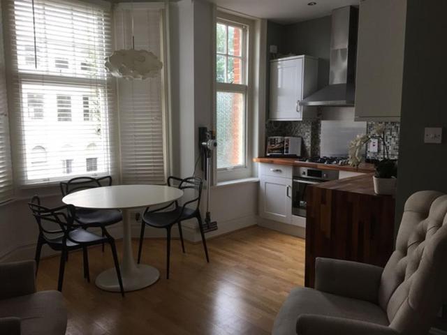 Holland Road, Hove BN3 2 bed flat to rent £1,595 pcm £368 pw