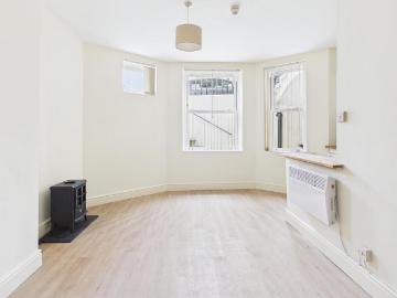 Holland Road, HOVE Studio to rent £1,000 pcm £231 pw