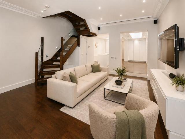Holland Street, Kensington, W8 3 bed house to rent £8,515 pcm £1,965 pw