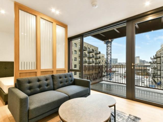 Hollandbury House, 4 Brent Way, TW8 Studio to rent £1,742 pcm £402 pw