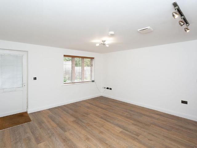 Hollingsworth Mews, WD25, Watford, WD25 1 bed flat to rent £1,300 pcm £300 pw