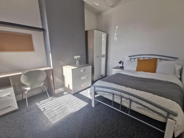 Hollis Road, Coventry, CV3 1 bed in a house share to rent £425 pcm £98 pw