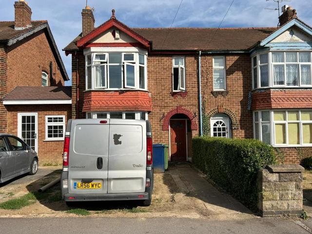 Hollow Way, Cowley, Oxford. 5 bed semi detached house to rent £3,000 pcm £692 pw