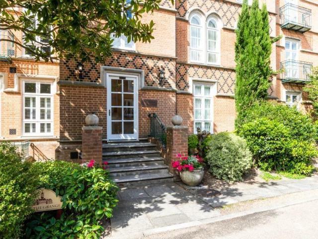 Holloway Drive, Virginia Waters 2 bed flat to rent £2,500 pcm £577 pw