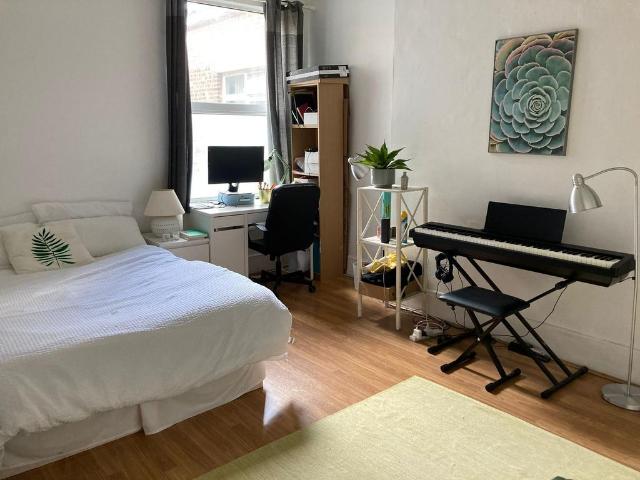 Holloway, London N7 3 bed flat to rent £3,450 pcm £796 pw
