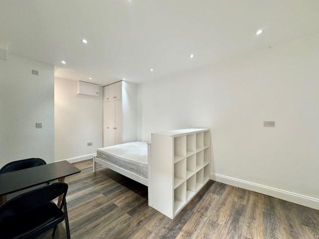 Holloway Road, Archway N19, Studio to rent, £1,400 pcm | PrimeLocation